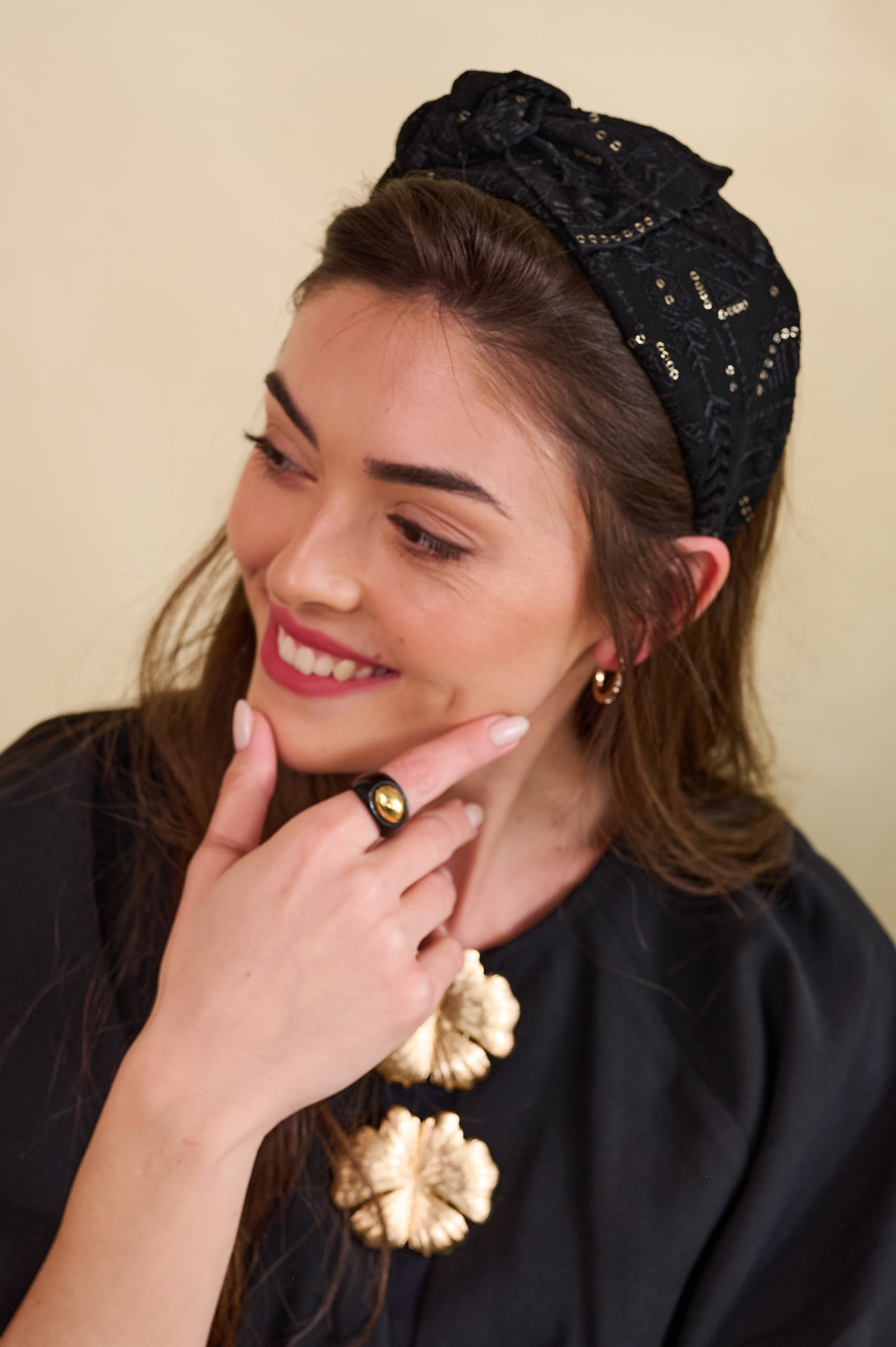 קשת לשיער – 'לילי' – שחור רקום (3)