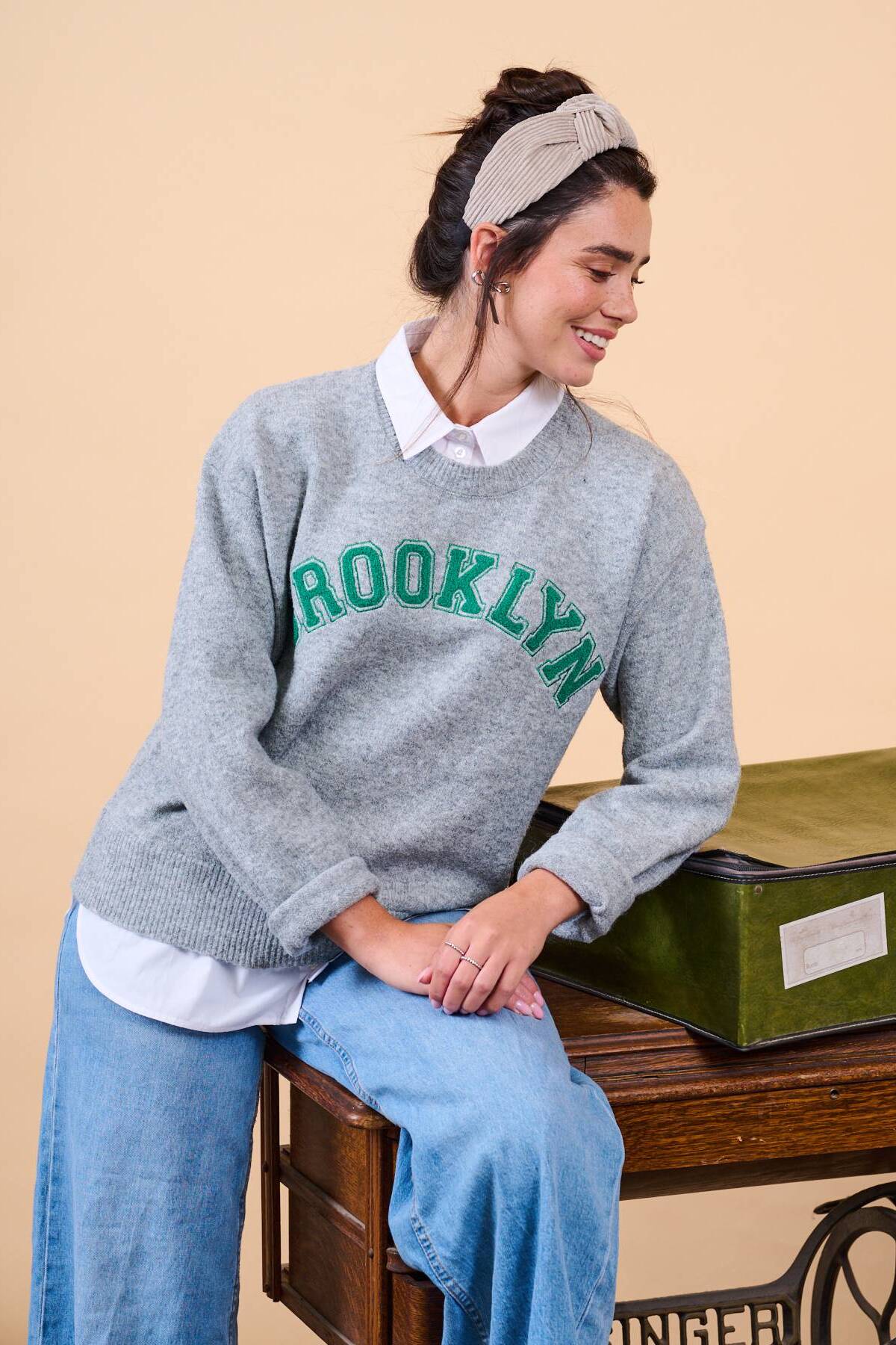 קשת לשיער - 'Day by Day' - קורדרוי בז' אפור